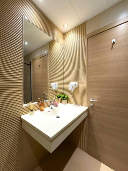Luxury 2 Bedroom Apartment Бухарест Екстер'єр фото